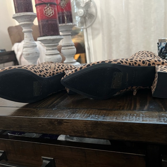 NEW BAMBOO Tan and Black Ankle Boots with Animal Print and Pointed Toe - Picture 3 of 3